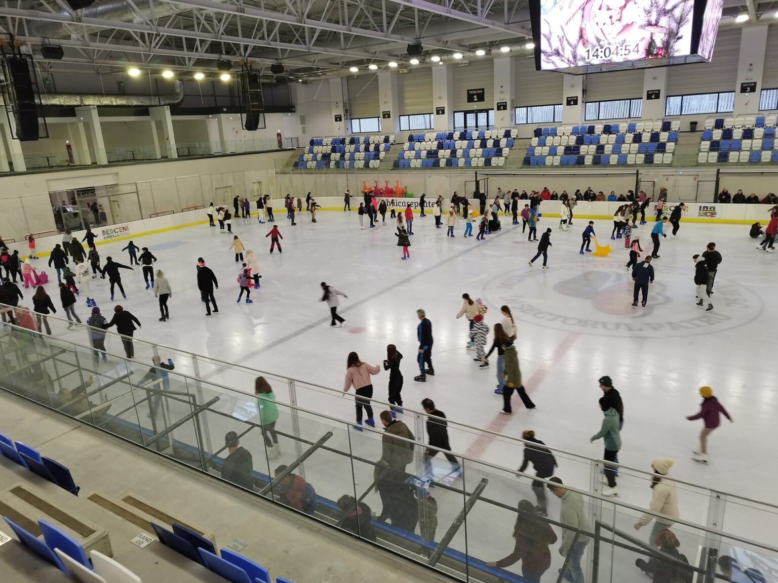 patinoarul berceni arena revine la programul normal bucurestenii pot veni sa se dea cu patinele pe gheata de azi 696a43e9c5271