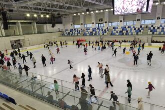 patinoarul berceni arena revine la programul normal bucurestenii pot veni sa se dea cu patinele pe gheata de azi 696a43e9c5271