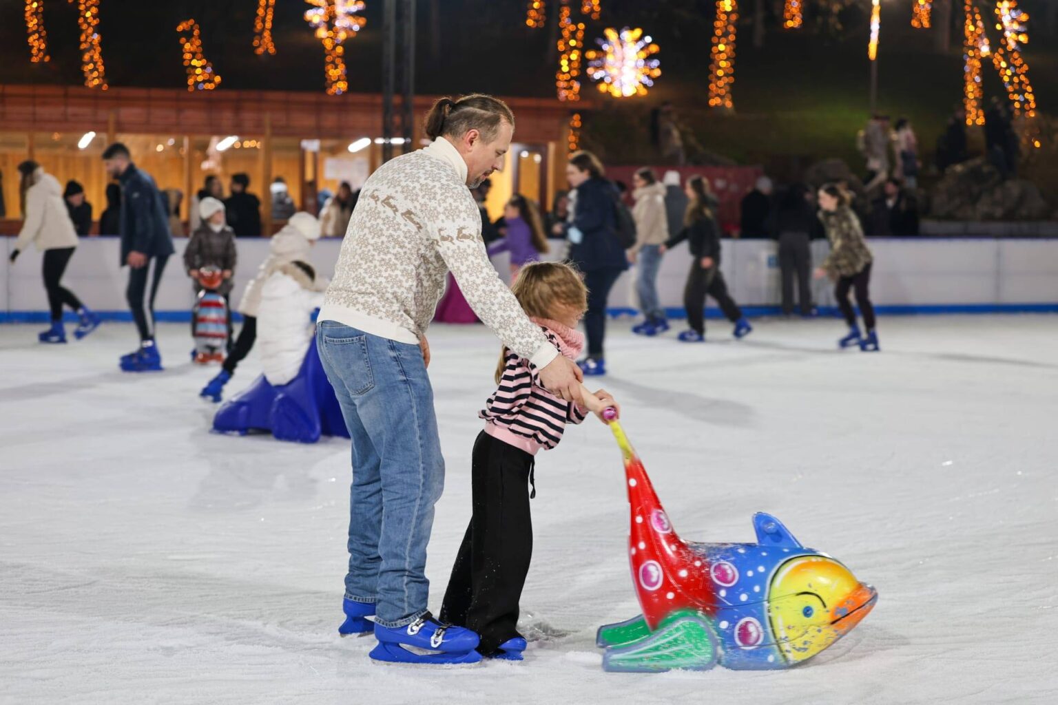 patinoarul din parcul drumul taberei se inchide diseara bucurestenii dornici de distractie sunt asteptati aici pana la ora 22 6956612096404