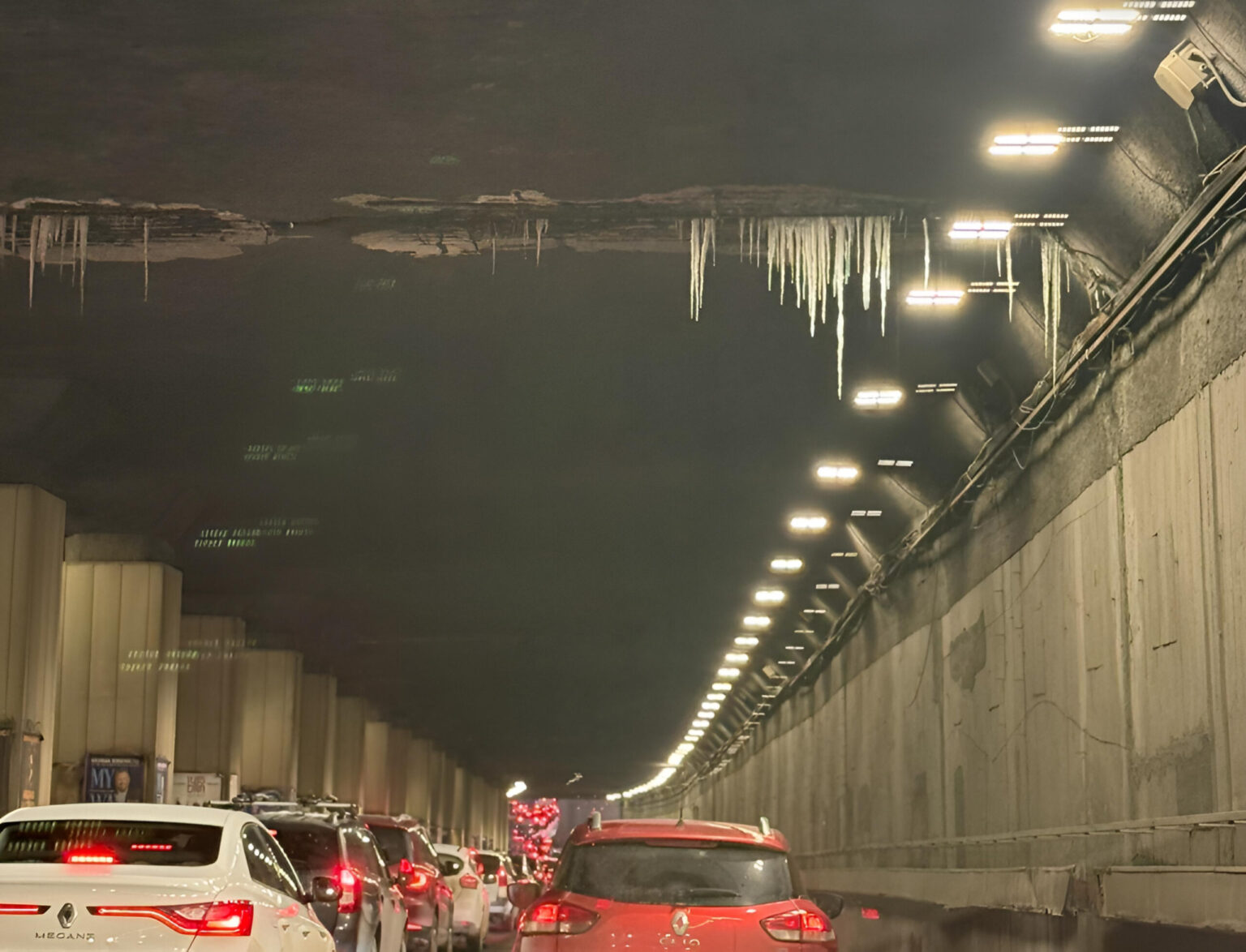 pericol in pasajul victoriei unde tavanul e plin de turturi imensi si amenintatori infiltratiile una din marile probleme ale multor tuneluri de risc major din oras 6966c9dba8953