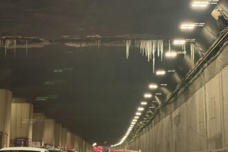 pericol in pasajul victoriei unde tavanul e plin de turturi imensi si amenintatori infiltratiile una din marile probleme ale multor tuneluri de risc major din oras 6966c9dba8953