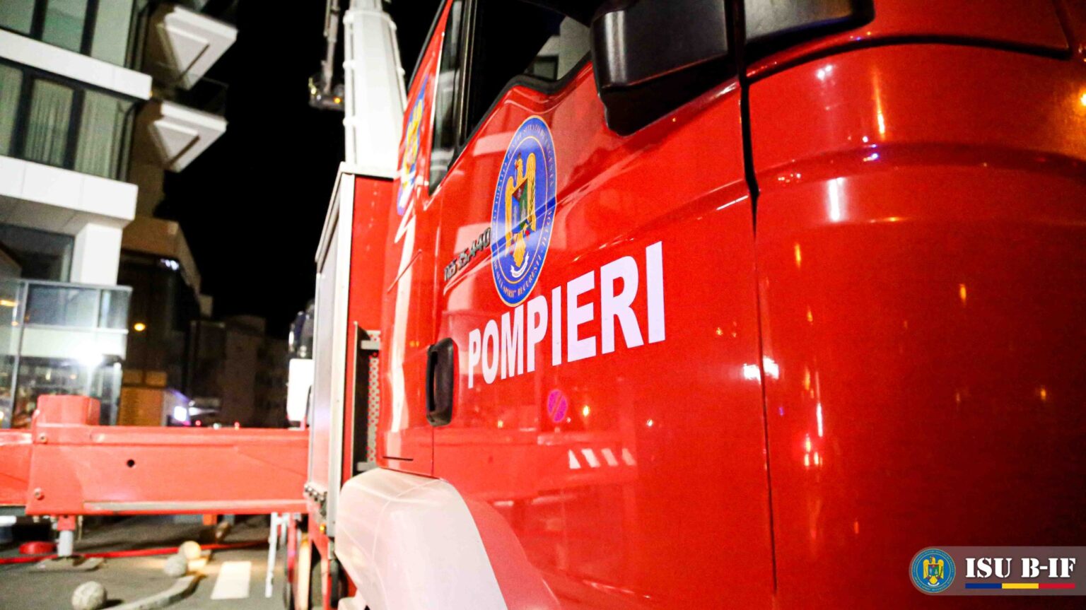 pompierii intervin pentru stingerea unui incendiu in bucuresti s au luat masuri pentru evacuarea locatarilor 6974c7c22c24f