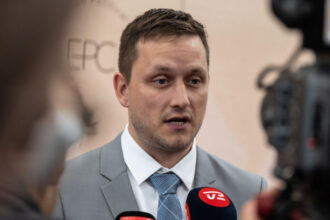 premierul groenlandei nimeni nu are dreptul sa incheie acorduri privind insula si regatul danemarcii 69728d14b7e46