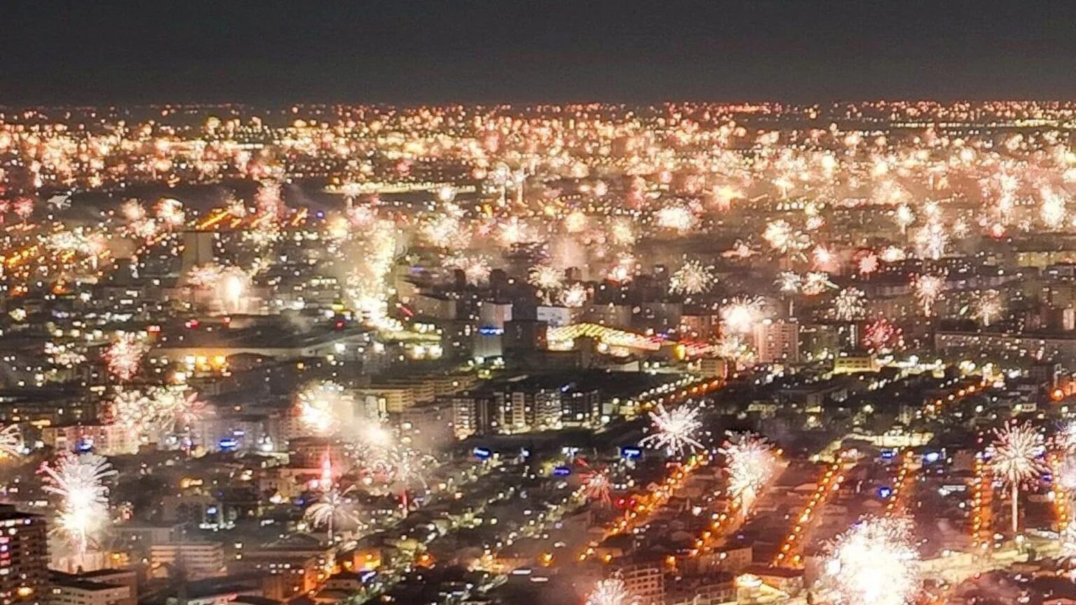 primaria capitalei a aratat cerul iluminat de artificii in noaptea de revelion postarea a starnit critici dure din partea bucurestenilor 6957eaa9ee97b