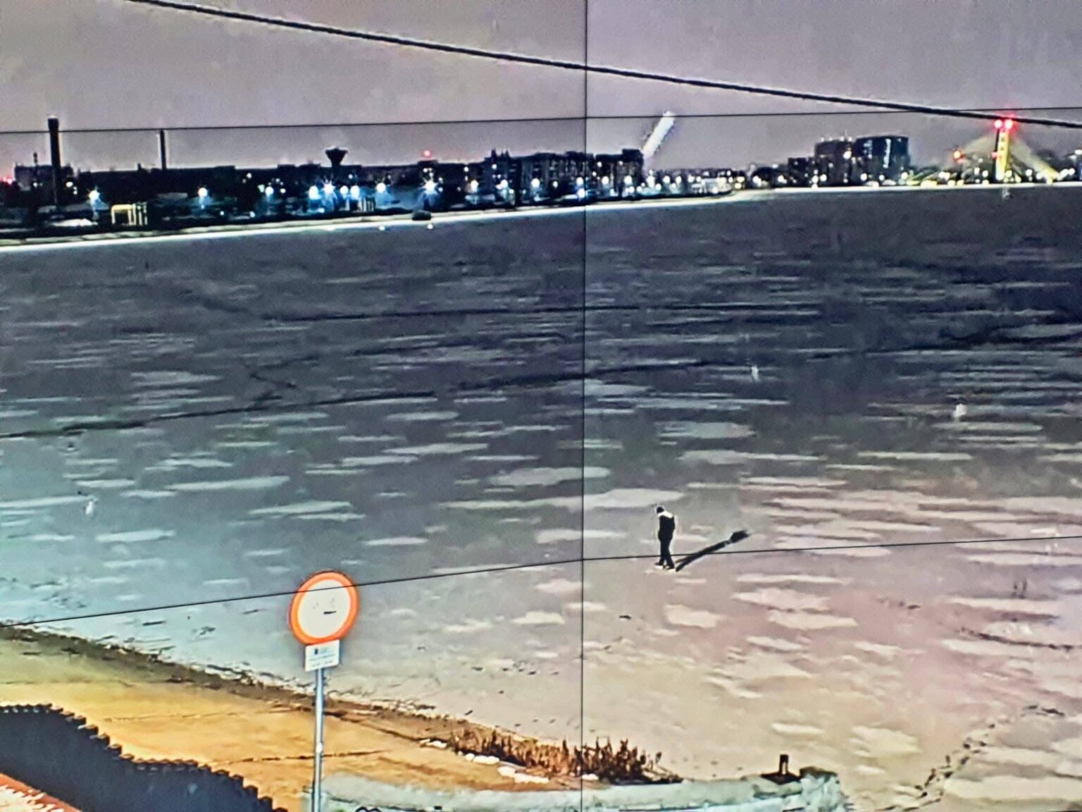 primaria sectorului 6 avertizeaza nu pasiti pe lacurile inghetate din parcurile capitalei 696e2dd93add0