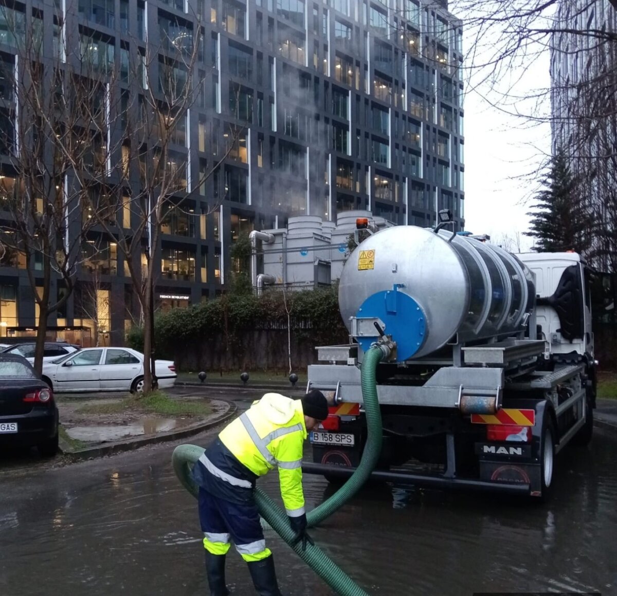 primaria sectorului 6 intervine pentru prevenirea acumularilor de apa pe strazi in contextul precipitatiilor continue 695f938dacb5a