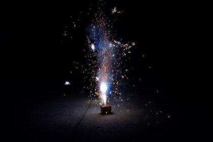 romanii nu au renuntat la petarde si artificii de revelion desi au fost interzise unii au ajuns cu rani la spital 6957724e2a2a3