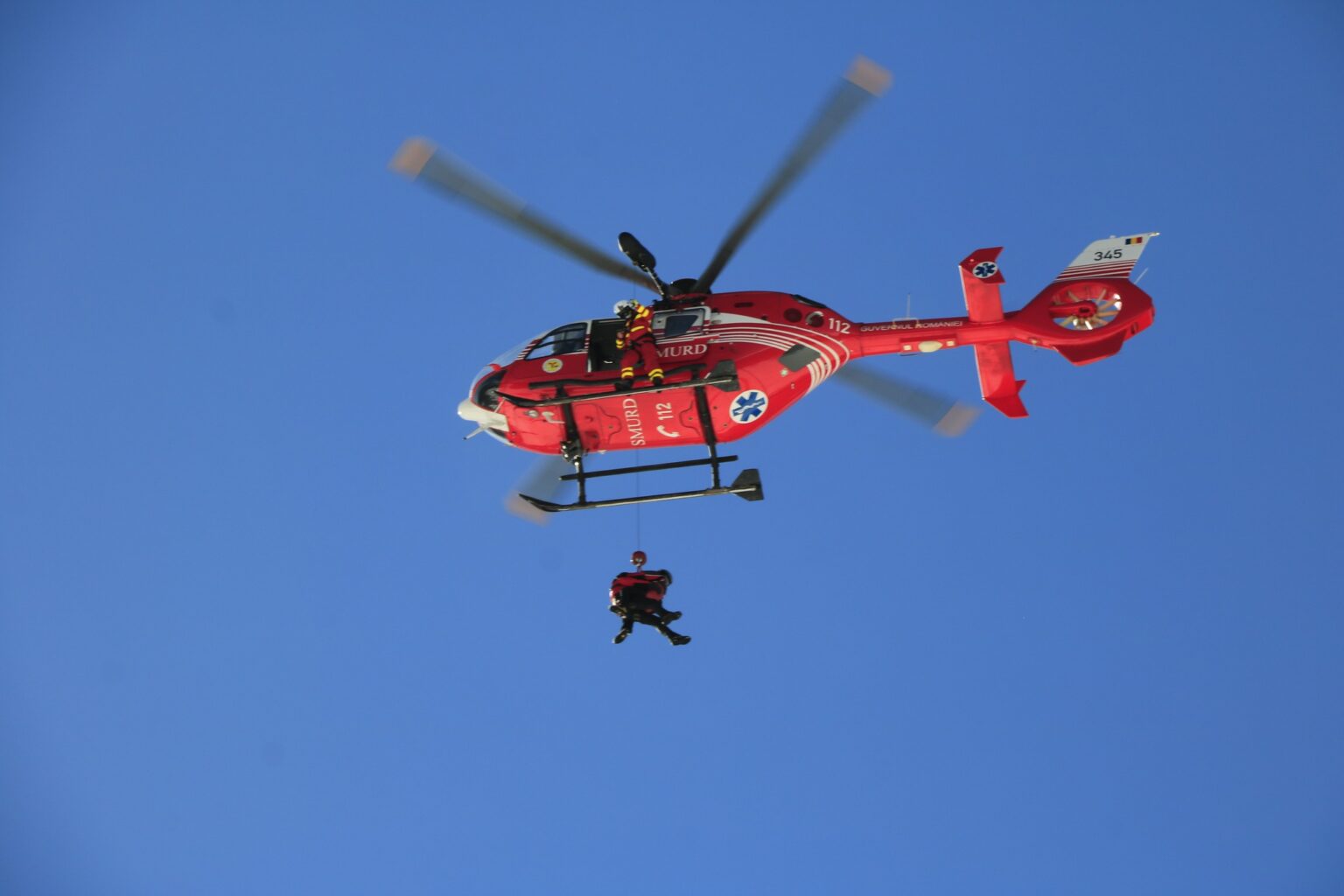 salvamont romania peste 8 000 de persoane salvate de pe munte anul trecut in 162 de cazuri a fost nevoie de ajutorul elicopterelor 696ded588846a
