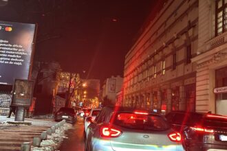 trafic paralizat in centrul bucurestiului din cauza protestului de la universitate protestatarii se indreapta spre piata victoriei 696921d318734
