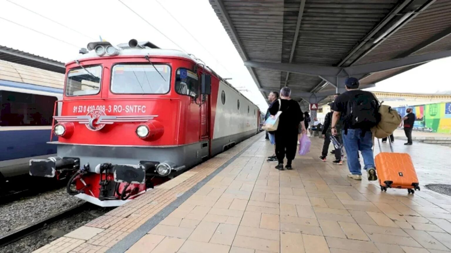 trenul bucuresti budapesta are ruta temporar modificata pentru lucrari la calea ferata intre doua statii calatorii vor fi dati jos din vagoane si plimbati cu rata 6967849a70e6d