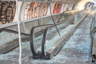 trotuarul rulant de la gara de nord a capitalei investitie de 2 mil e a ajuns o ruina 69609a039dd7e