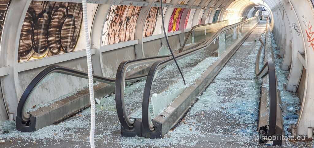 trotuarul rulant de la gara de nord a capitalei investitie de 2 mil e a ajuns o ruina 69609a039dd7e