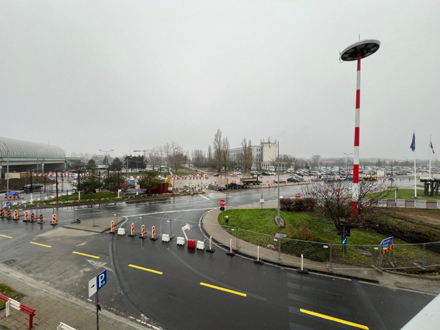 un al doilea santier in parcarea sosiri de la aeroportul otopeni pe langa cel pentru statia de metrou m6 toata zona va fi consolidata lucrarile vor dura 4 ani 695b7b43e7eac