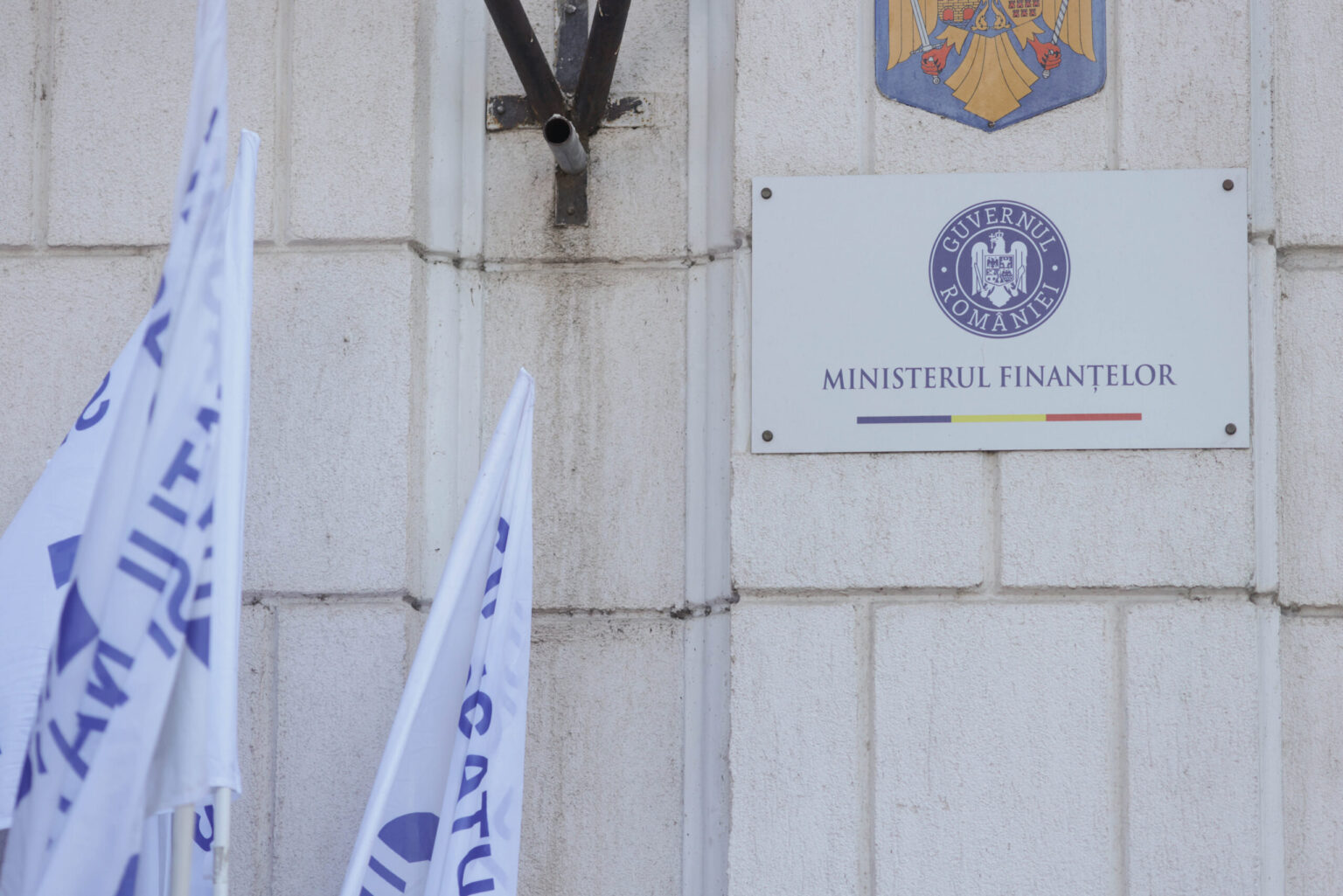 un incendiu minor a izbucnit la ministerul finantelor cu degajari de fum la acoperis angajatii nu au fost evacuati din cladire 695f9b255a254