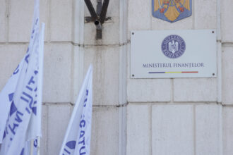 un incendiu minor a izbucnit la ministerul finantelor cu degajari de fum la acoperis angajatii nu au fost evacuati din cladire 695f9b255a254