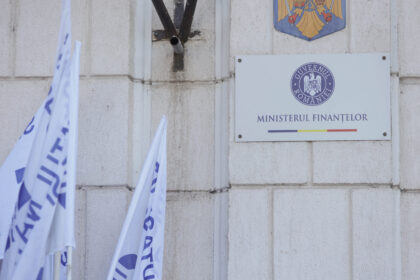 un incendiu minor a izbucnit la ministerul finantelor cu degajari de fum la acoperis angajatii nu au fost evacuati din cladire 695f9b255a254