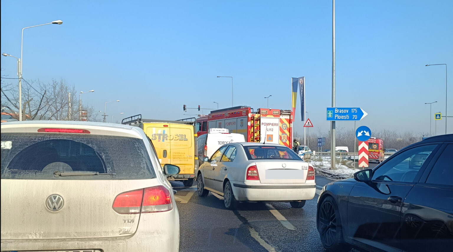 un taxi a luat foc in trafic e cosmar la intrarea pe a3 din intersectia petricani cu fabrica de glucoza 6967758b8f1f9