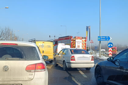 un taxi a luat foc in trafic e cosmar la intrarea pe a3 din intersectia petricani cu fabrica de glucoza 6967758b8f1f9