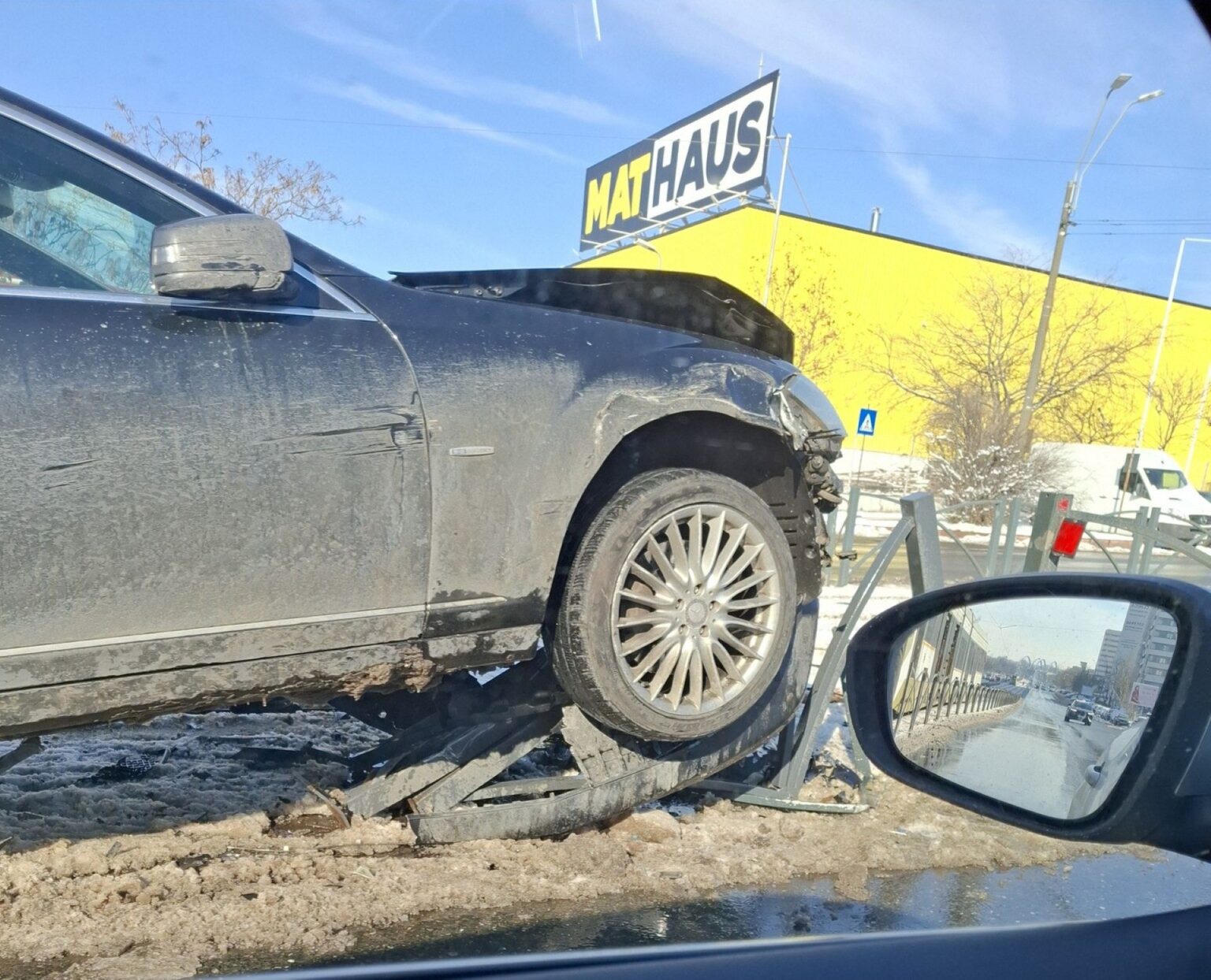 update incredibil accident cu masina urcata pe gardul refugiului de tramvai pe soseaua mihai bravu tramvaiele de pe linia 1 blocate 6964d5ab3a4cb