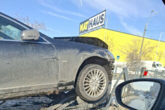 update incredibil accident cu masina urcata pe gardul refugiului de tramvai pe soseaua mihai bravu tramvaiele de pe linia 1 blocate 6964d5ab3a4cb