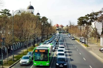 video expermiment stb cat timp se castiga daca autobuzele circula pe banda unica 697dab7c370f0