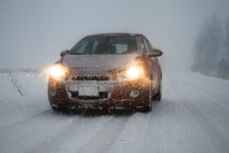 video incident periculos gheata de pe plafonul unei autoutilitare a lovit un autoturism politia trage un semnal de alarma 696b852033f4e
