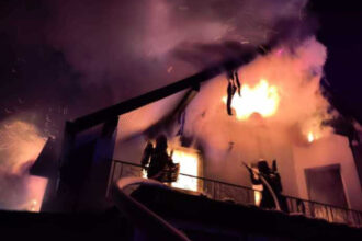 video pompierii misiune de revelion pentru stingerea unor incendii cel mai grav intr un apartament in sectorul 6 al capitalei sase raniti 695650c152a2a