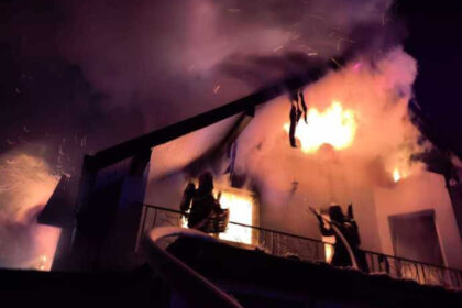 video pompierii misiune de revelion pentru stingerea unor incendii cel mai grav intr un apartament in sectorul 6 al capitalei sase raniti 695650c152a2a