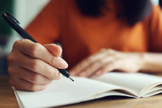 video scrisul de mana in era tehnologiei experiment digi24 cati dintre romani mai stiu literele caligrafice 697700064fb13