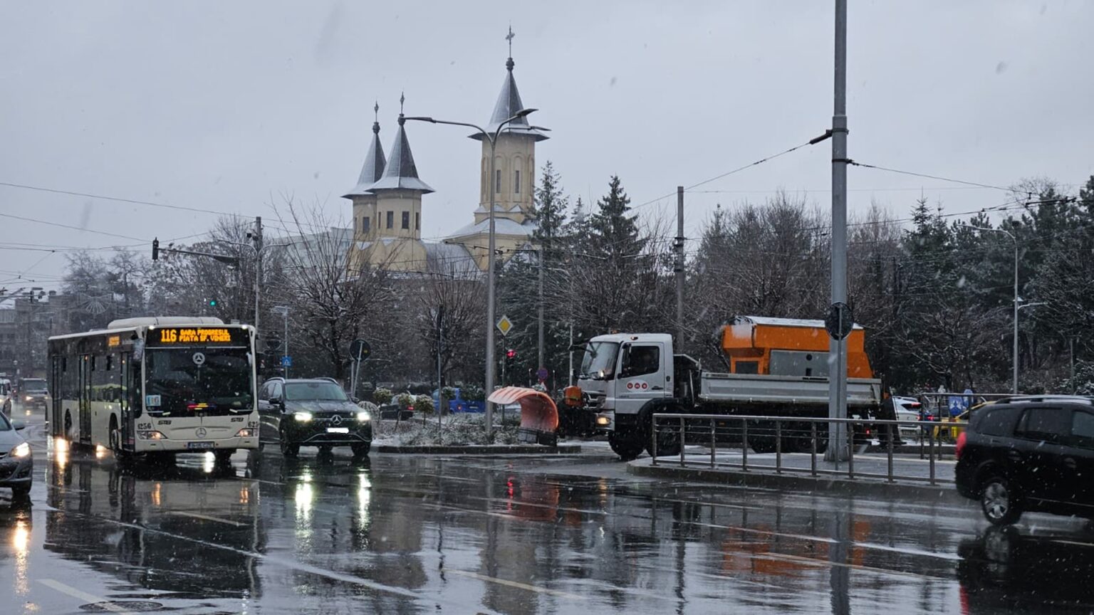 video utilajele de deszapezire si cele cu material antiderapant sunt pe strazile din bucuresti avem cod galben de vant si ninsori pana diseara 695fa936da69a