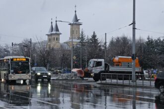 video utilajele de deszapezire si cele cu material antiderapant sunt pe strazile din bucuresti avem cod galben de vant si ninsori pana diseara 695fa936da69a