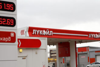 activele lukoil sunt vizate de cel putin alte doua companii in pofida acordului cu carlyle cu siguranta nu e o afacere incheiata 6984d7b95aeae