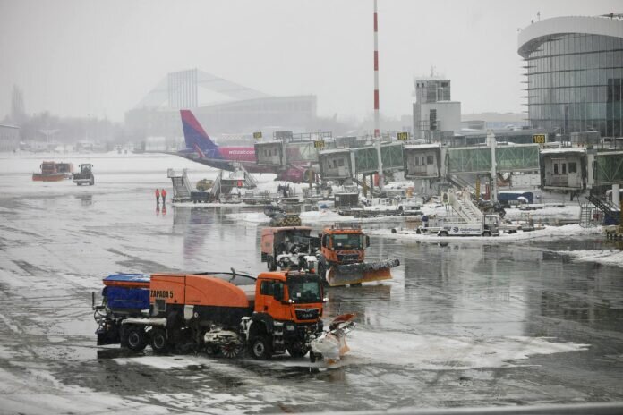 cnab traficul aerian pe cele doua aeroporturi ale capitalei se desfasoara in conditii de iarna 6996e0ffac59f