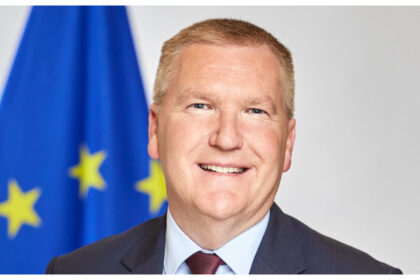 comisarul european michael mcgrath in vizita la bucuresti discutii astazi cu bolojan toiu si marinescu despre statul de drept 698d697377902