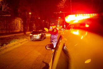 jaf la un supermarket din bucuresti un barbat a batut casierita si agentul de paza apoi a fugit din magazin cu tot cu produse 6982e823c47b9