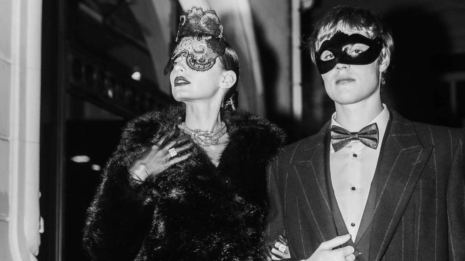 mister si eleganta la mita biciclista unde reinvie balul mascat din bucuresti prima editie lenigme e pe 13 februarie 6984cbfcaf8d5