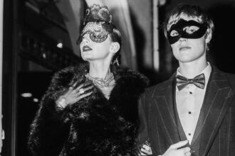 mister si eleganta la mita biciclista unde reinvie balul mascat din bucuresti prima editie lenigme e pe 13 februarie 6984cbfcaf8d5