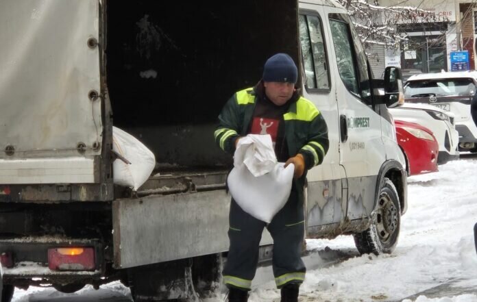 ninsori si viscol in capitala centrele de distribuire gratuita a sarii din sectorul 1 deschise 6994aaef5927f