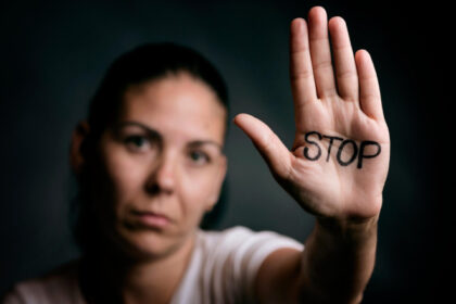 noua lege impotriva violentei domestice agresorii vor putea fi obligati la terapie psihologica sau internare psihiatrica 699ee15904616