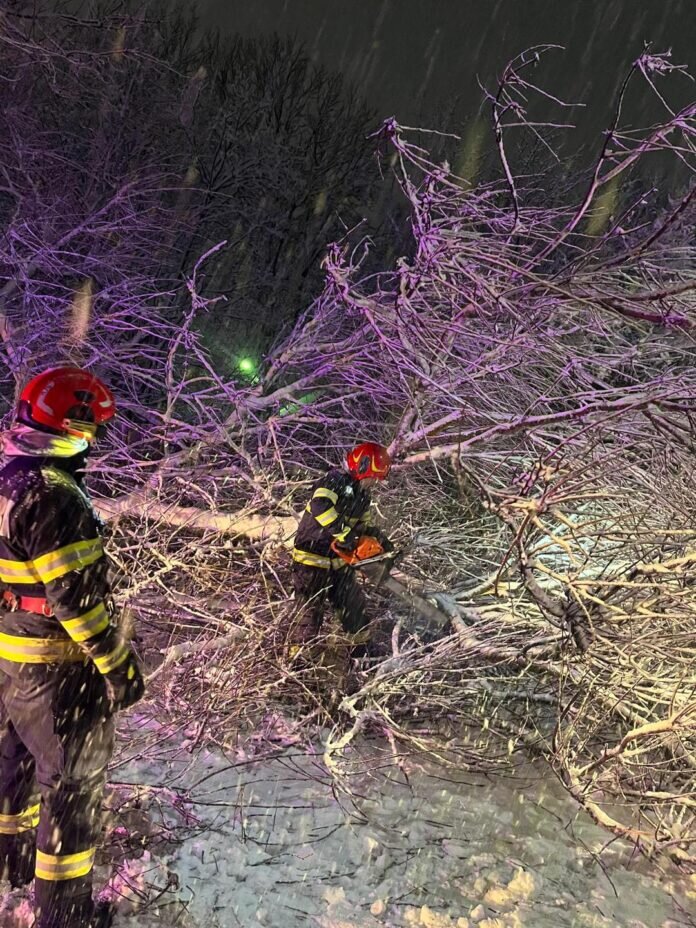 peste 100 de interventii ale pompierilor in bucuresti si ilfov copaci cazuti zeci de masini avariate 69955d1e61a0d