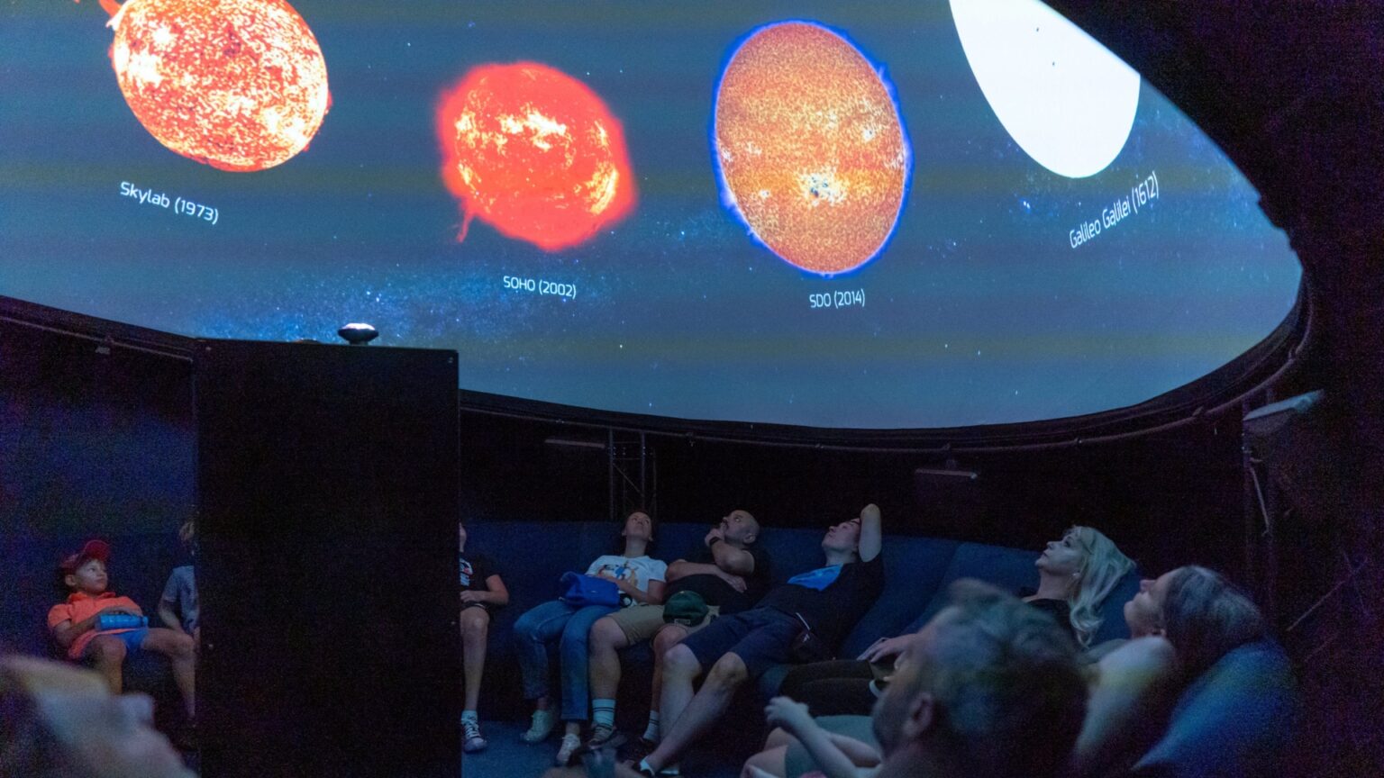 planetariul digital profesional bucuresti ofera o calatorie prin univers bucurestenii se pot intalni aici si cu roboti umanoizi 6984db40f20aa