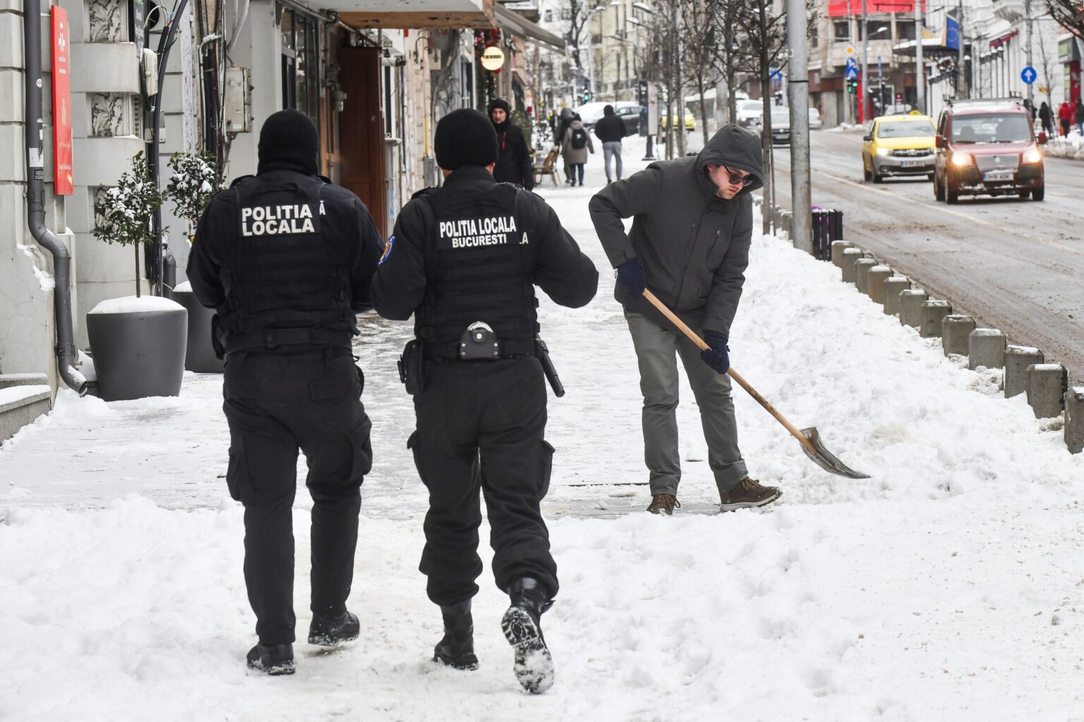 pmb avertizeaza curatarea zapezii si a turturilor este obligatorie aproape 300 de somatii dupa controale ale politiei locale 6980aecda01e3