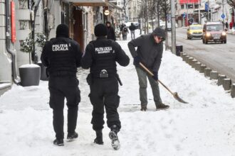 pmb avertizeaza curatarea zapezii si a turturilor este obligatorie aproape 300 de somatii dupa controale ale politiei locale 6980aecda01e3