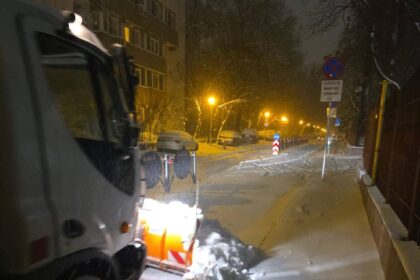 primaria sectorului 6 a intervenit toata noaptea pentru deszapezire zeci de utilaje si echipe mobilizate si pe timpul zilei 698056bfe59df