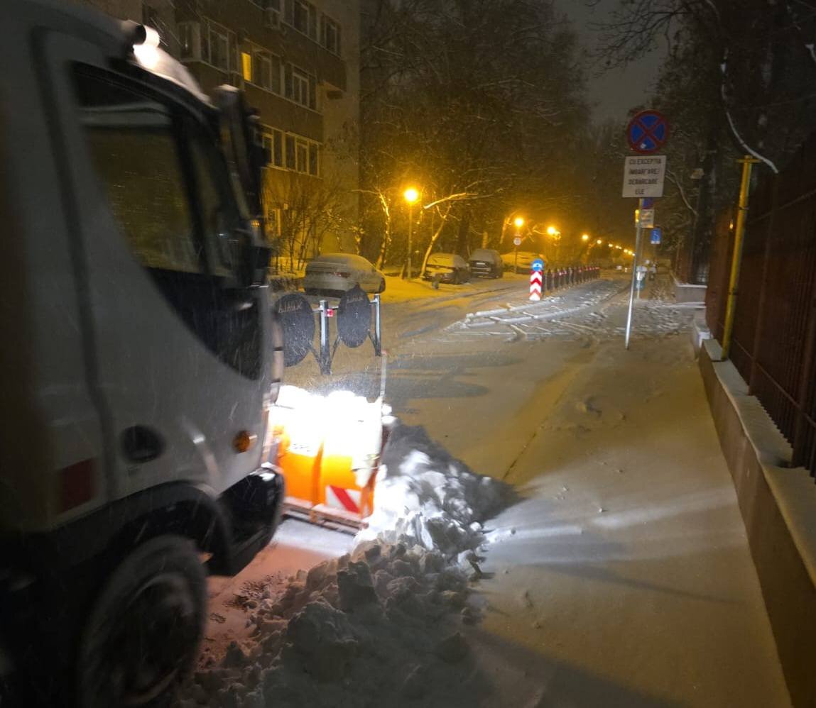 primaria sectorului 6 a intervenit toata noaptea pentru deszapezire zeci de utilaje si echipe mobilizate si pe timpul zilei 698056bfe59df
