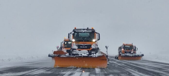 traficul aerian pe otopeni si baneasa se desfasoara in conditii de ninsoare abundenta si viscol 69994f2f86aef
