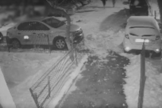 trei tineri din bucuresti au fost retinuti dupa ce au jefuit sub amenintarea cutitului un livrator de mancare 69835766af2ed