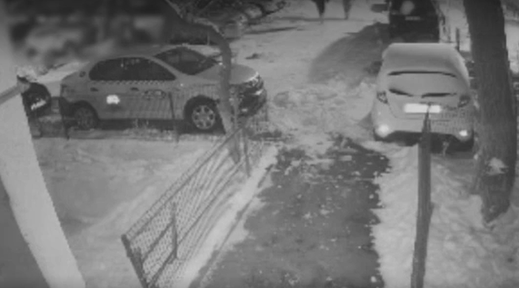 trei tineri din bucuresti au fost retinuti dupa ce au jefuit sub amenintarea cutitului un livrator de mancare 69835766af2ed