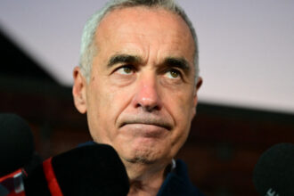 video reactia lui calin georgescu atunci cand sustinatorii sai au inceput sa spuna tatal nostru pe holurile tribunalului 698b451e27992