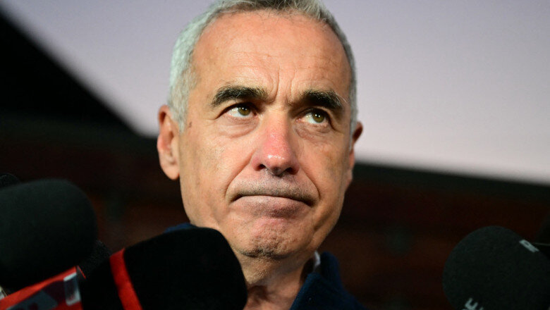 video reactia lui calin georgescu atunci cand sustinatorii sai au inceput sa spuna tatal nostru pe holurile tribunalului 698b451e27992